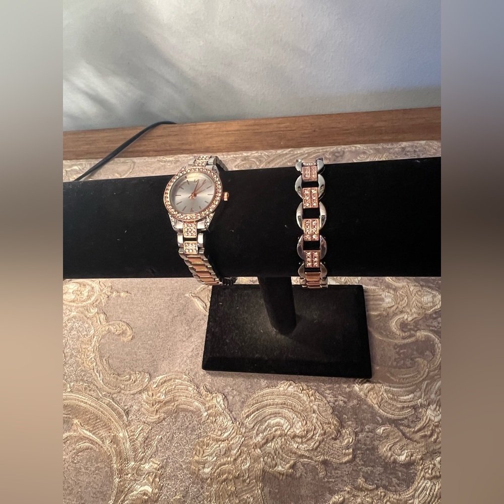 Rose Gold Rhinestone Women's Watch - Picture 6 of 7